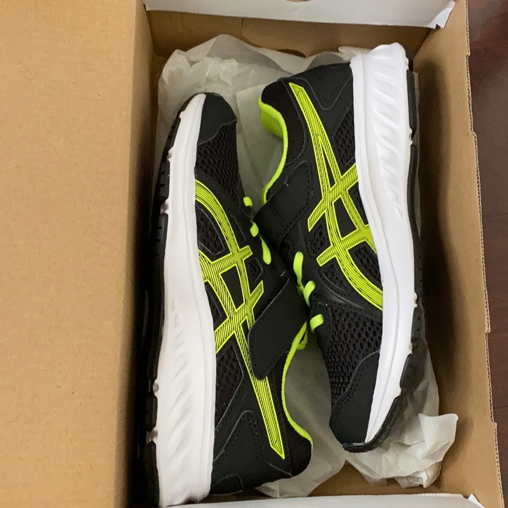 Oasics JOLT 2PS kids. Black/safety yellow. 1014A034-003 size US 2.5 BRAND NEW!!